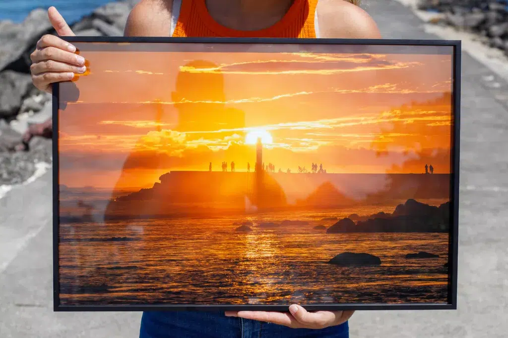 Un tirage encadré d’un coucher de soleil à La Réunion, photographié par Loïc Esparon