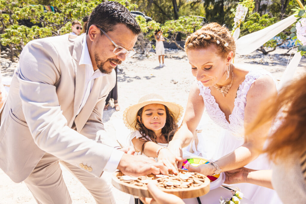 Les mariés partagent un moment avec un enfant pendant leur mariage à La Réunion