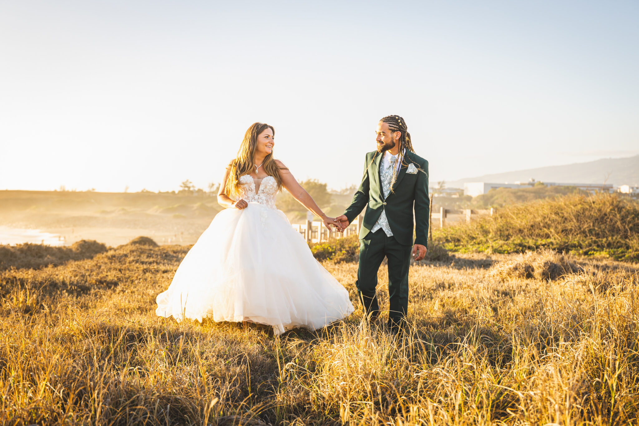 Séance photo de couple au coucher du soleil pendant un mariage à La Réunion