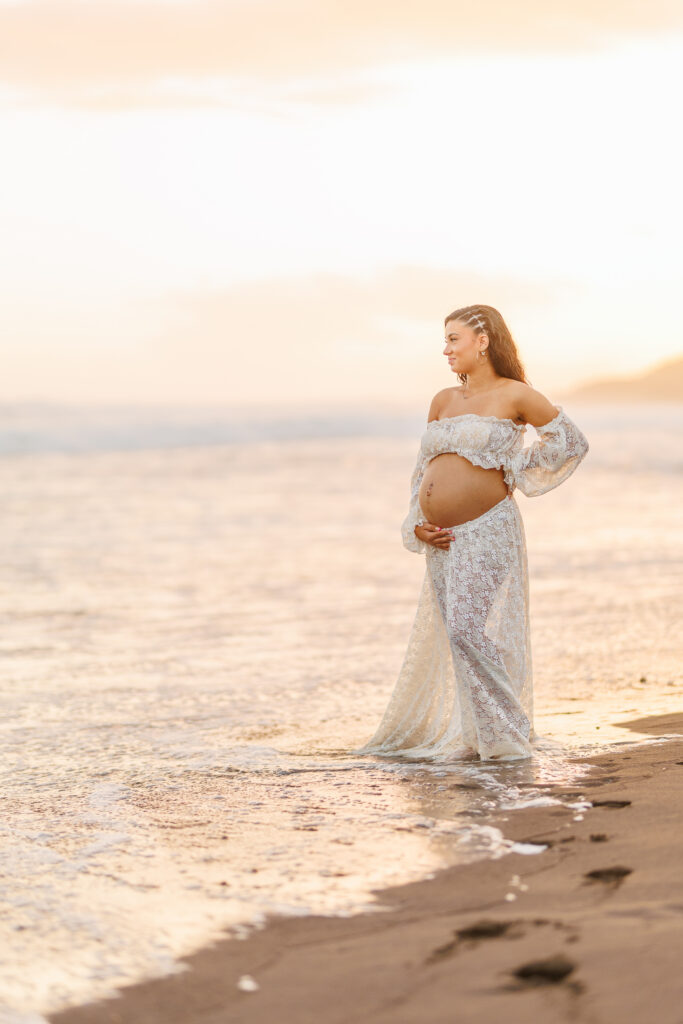 Future maman photographiée en extérieur pendant une séance grossesse à La Réunion