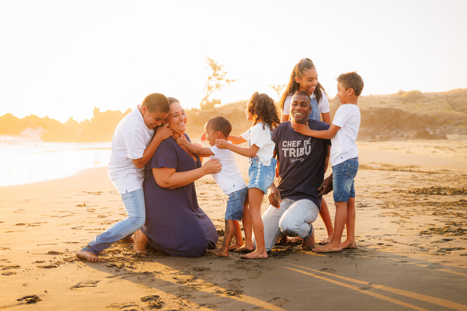 Famille photographiée en extérieur à La Réunion