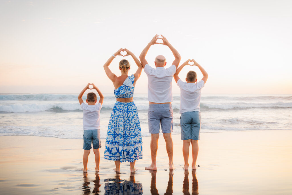 Famille réunie sur une plage, par Loïc Esparon, photographe vacances Réunion
