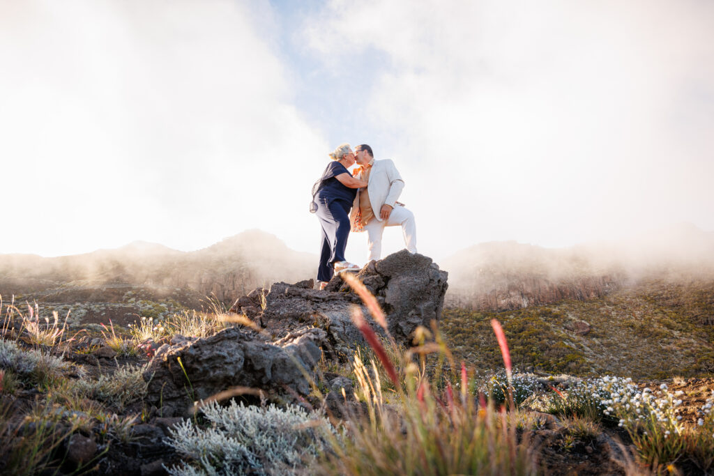 Couple de mariés photographié dans un paysage naturel de La Réunion saint-pierre-974