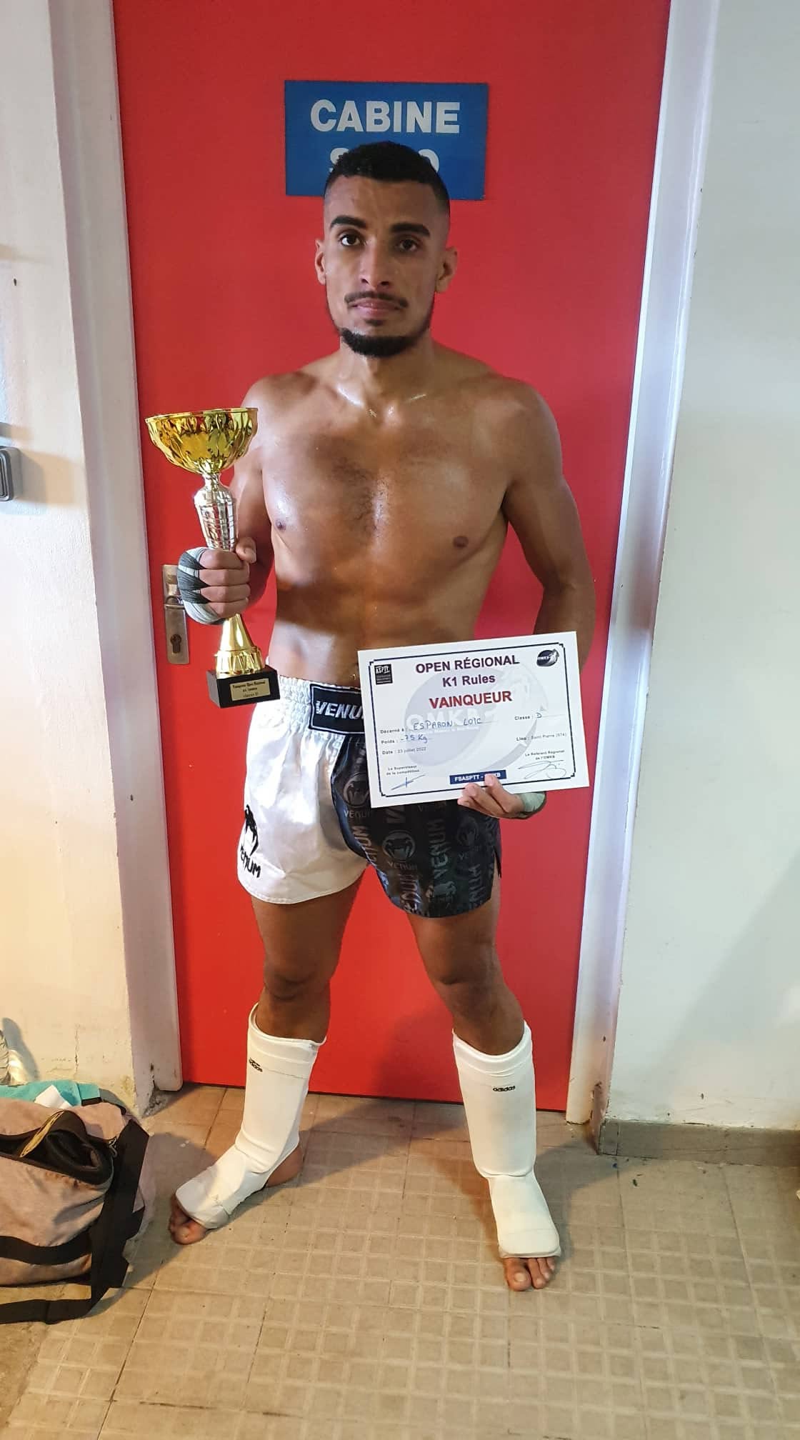 Loïc Esparon avec un trophée de kick-boxing