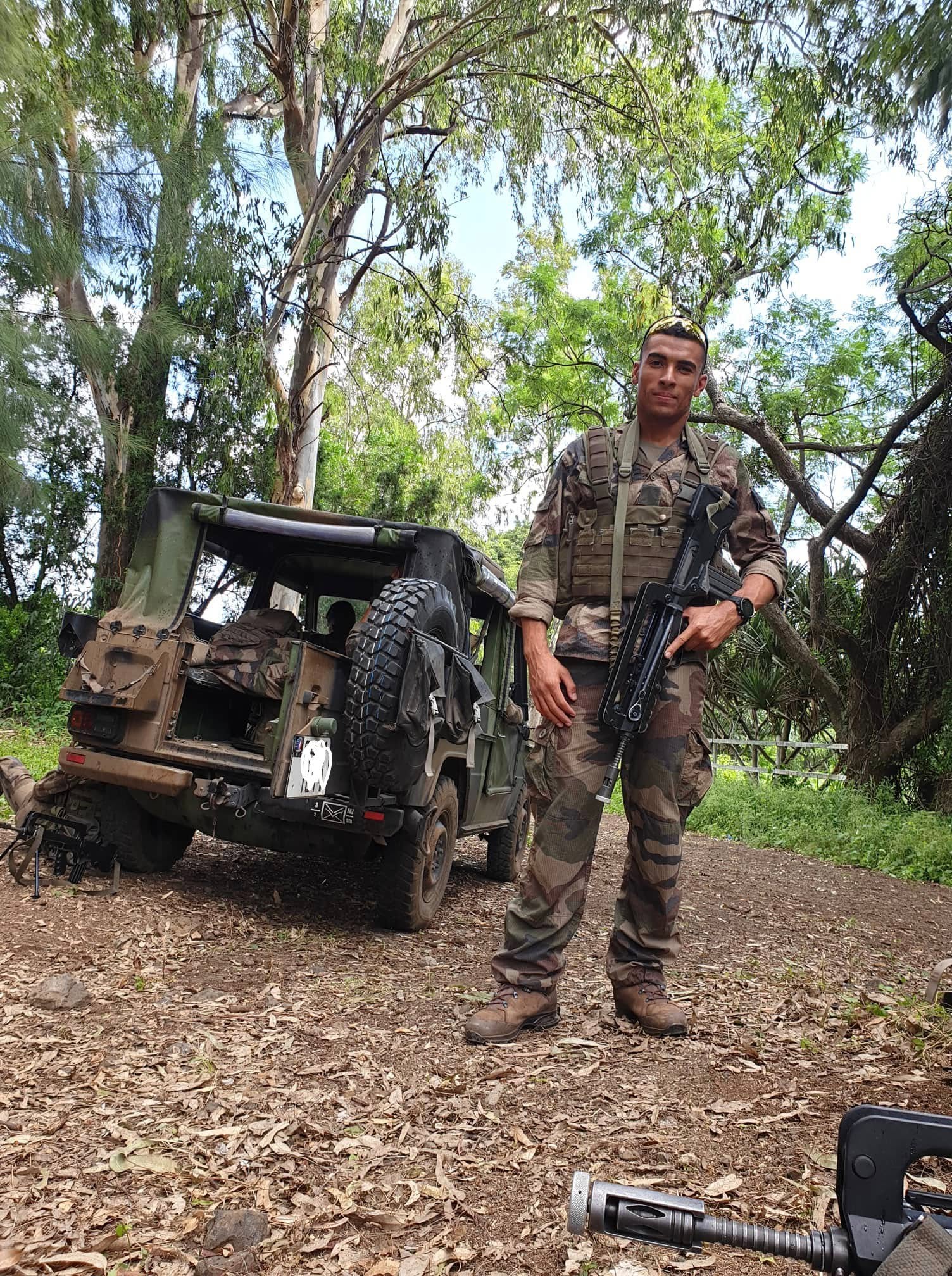 Loïc Esparon en tenue militaire près d’un véhicule en forêt