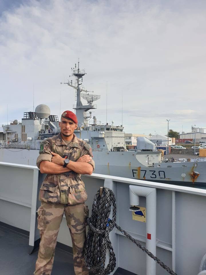 Loïc Esparon en tenue militaire à bord d’un bateau