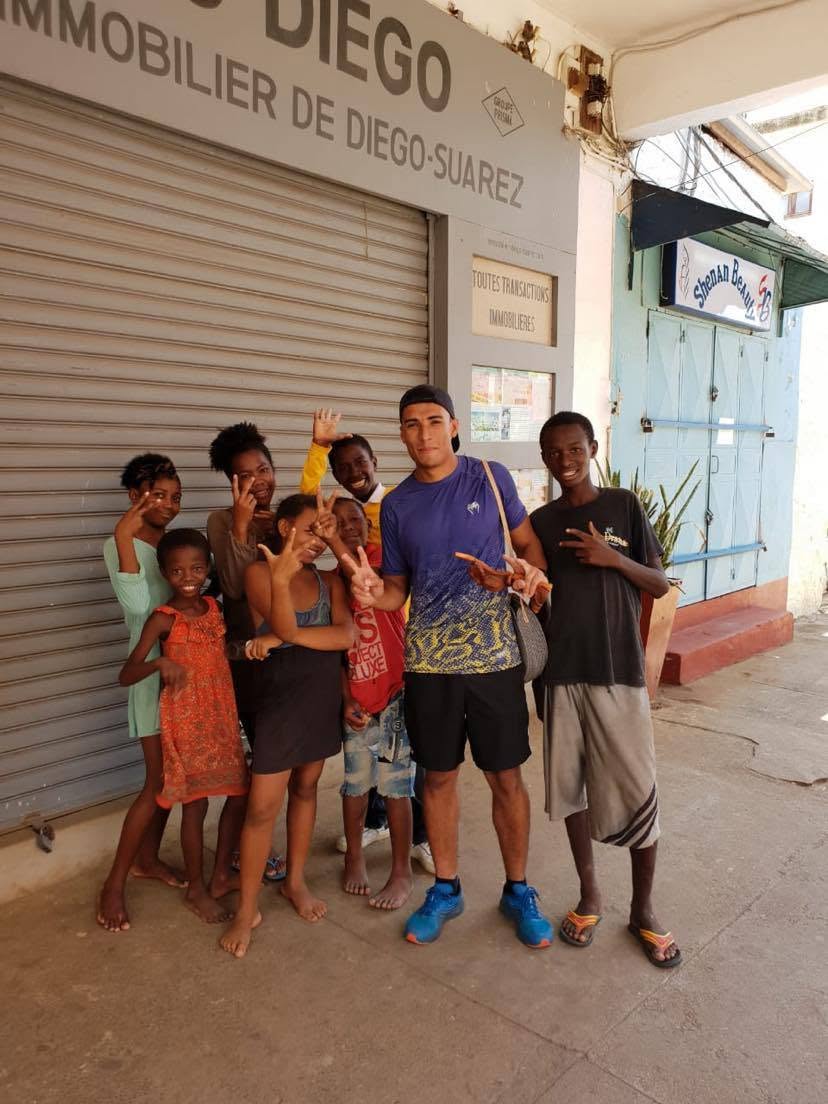 Loïc Esparon et un groupe lors d’un voyage