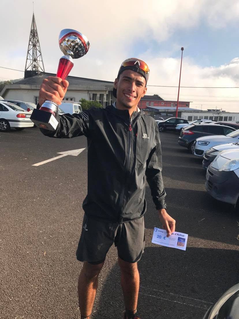 Loïc Esparon avec un trophée après une course