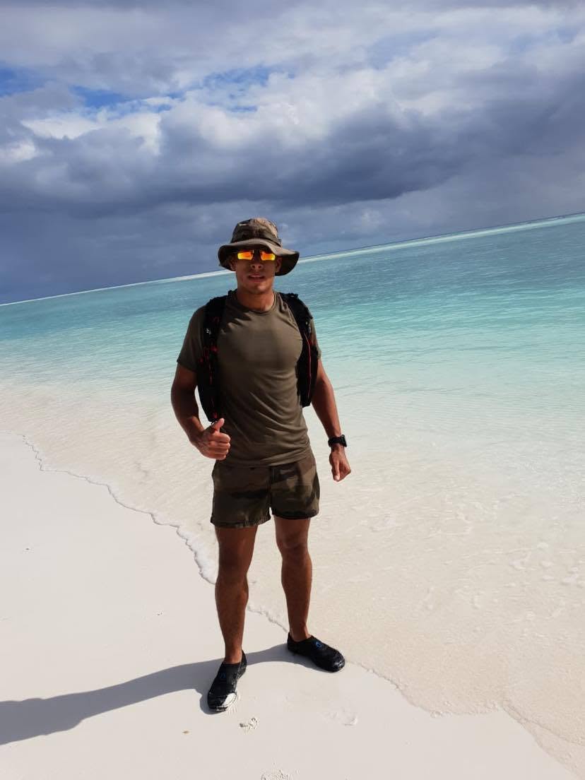 Loïc Esparon au bord d’un lagon pendant un voyage